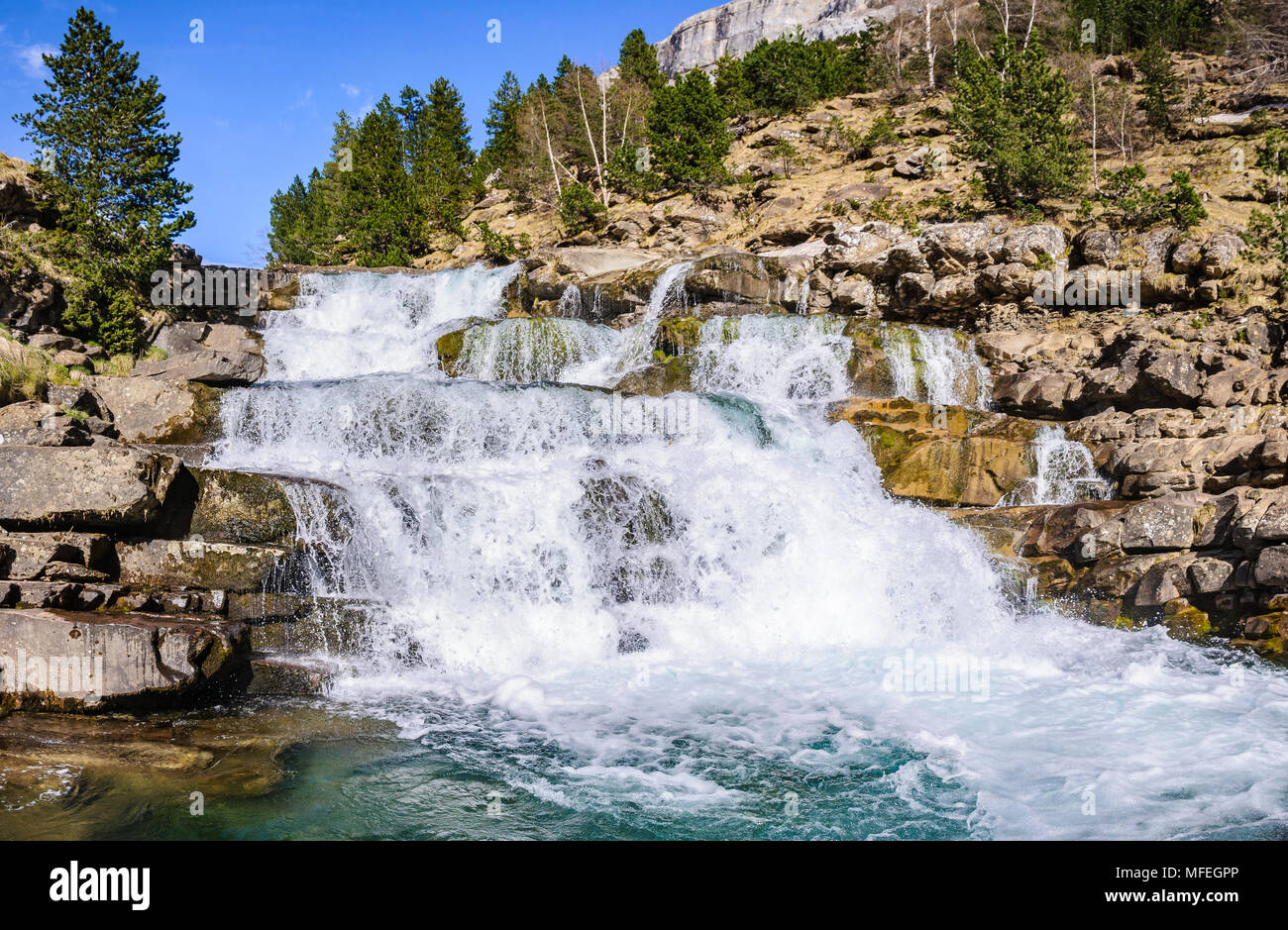 Cascade dans la vallée d'Ordesa en printemps dans les Pyrénées aragonaises, Espagne Banque D'Images