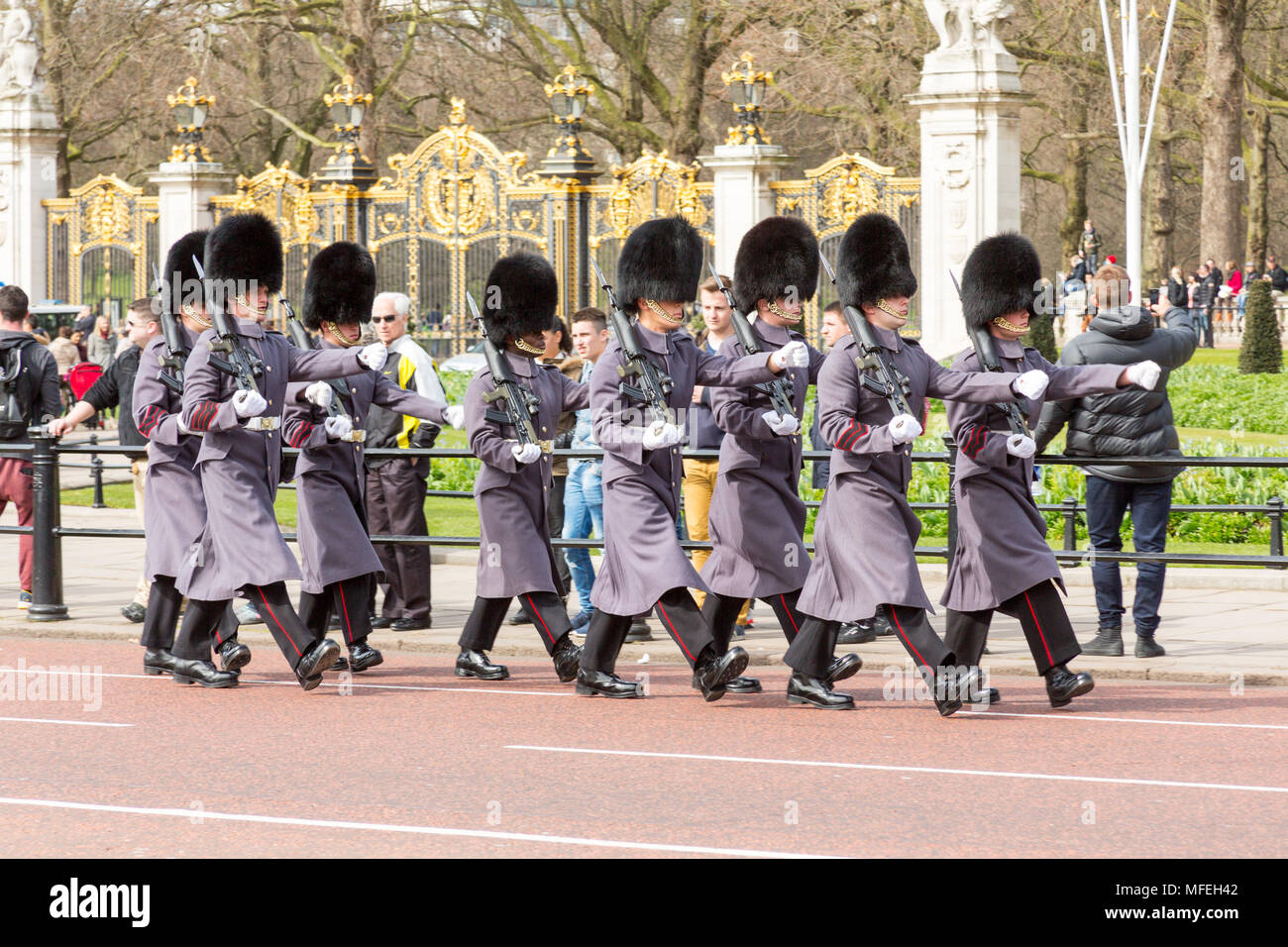 Londres, Royaume-Uni - 27 mars 2015 : Des soldats en uniforme de cérémonie gris mars pas de Buckingham Palace. Banque D'Images