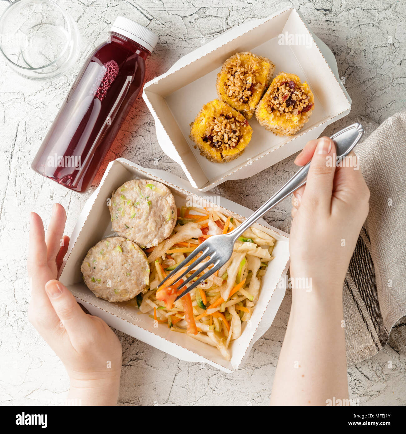 Emporter des repas de remise en forme. Escalopes de poulet à la vapeur et les courgettes avec des légumes bouillis, Berry boisson et dessert sain de la polenta. La perte de poids nutrit Banque D'Images