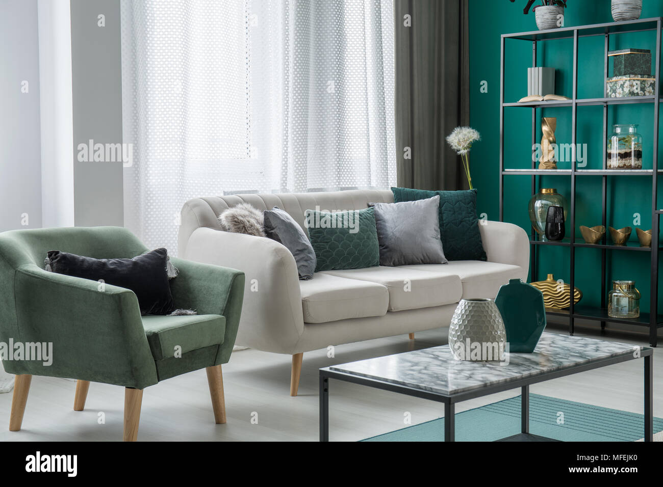 Oreillers Décoratifs Vert Et Argent Placé Sur Un Canapé Gris