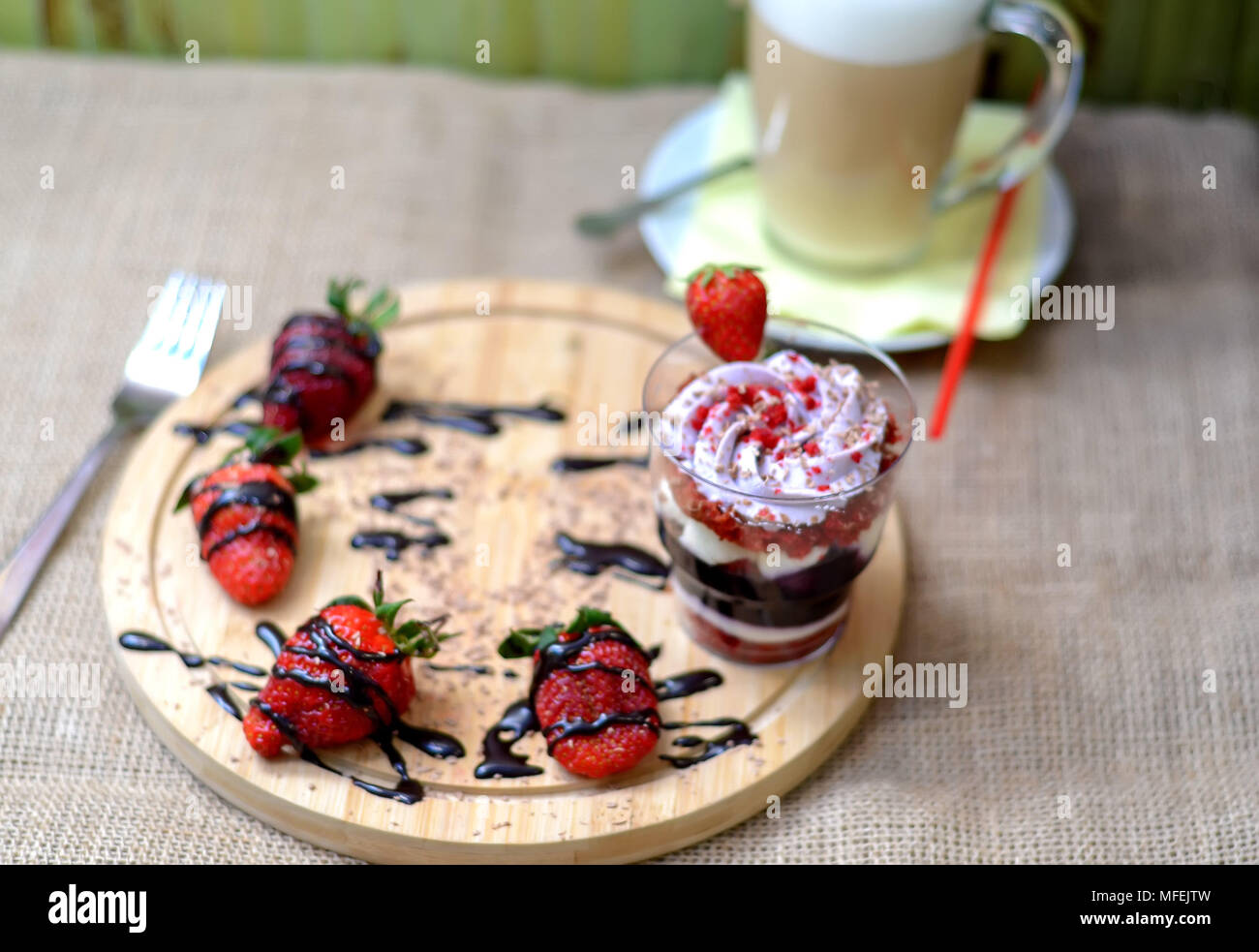 Sweet English Trifle dessert avec des fraises et bleuets ,crème gkass de café latte retour sur un fond de toile.vue d'en haut. Banque D'Images