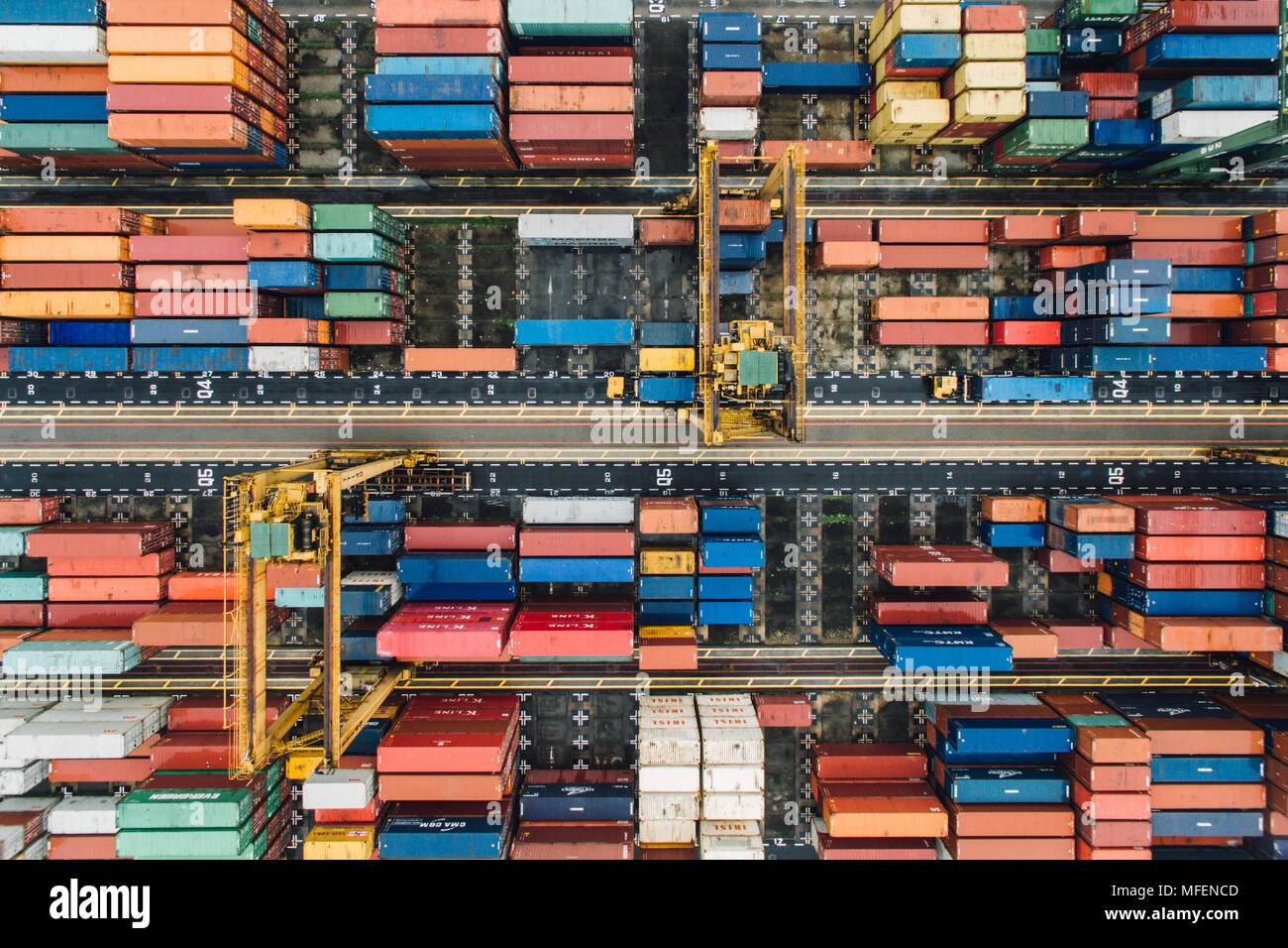 Conteneurs maritimes ne contient pas de marque visible ou logos. Le chargement par grue portuaire industrielle des conteneurs d'importation et d'exportation fort dans un cargo porte-conteneurs Banque D'Images