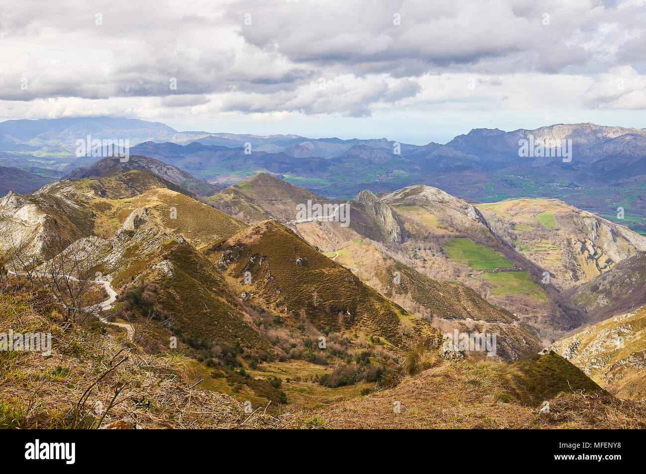 Vue sur le paysage de la chaîne de montagnes Cantabrie depuis Mirador de la Reina dans le parc national Picos de Europa (Cangas de Onís, Asturies, Espagne) Banque D'Images