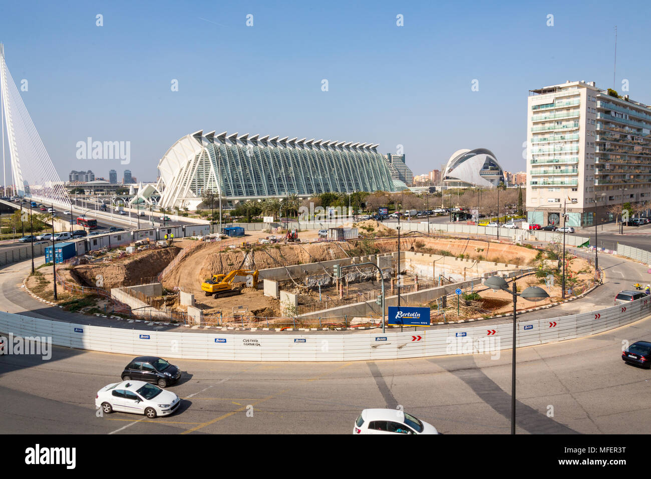 Valence/Espagne - le 17 mars 2015 : dans le centre est le El Museu de les Ciències Principe Felipe, en même temps qu'à l'avant-plan de construction plus whil Banque D'Images
