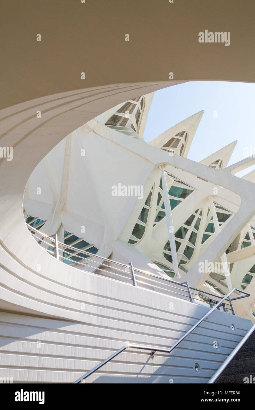 Valence/Espagne - Mars 17, 2015 : l'intérieur de l'architecture de l'El Museu de les Ciències Principe Felipe s'appuyant sur un jour d'hiver ensoleillé à Valence, Banque D'Images