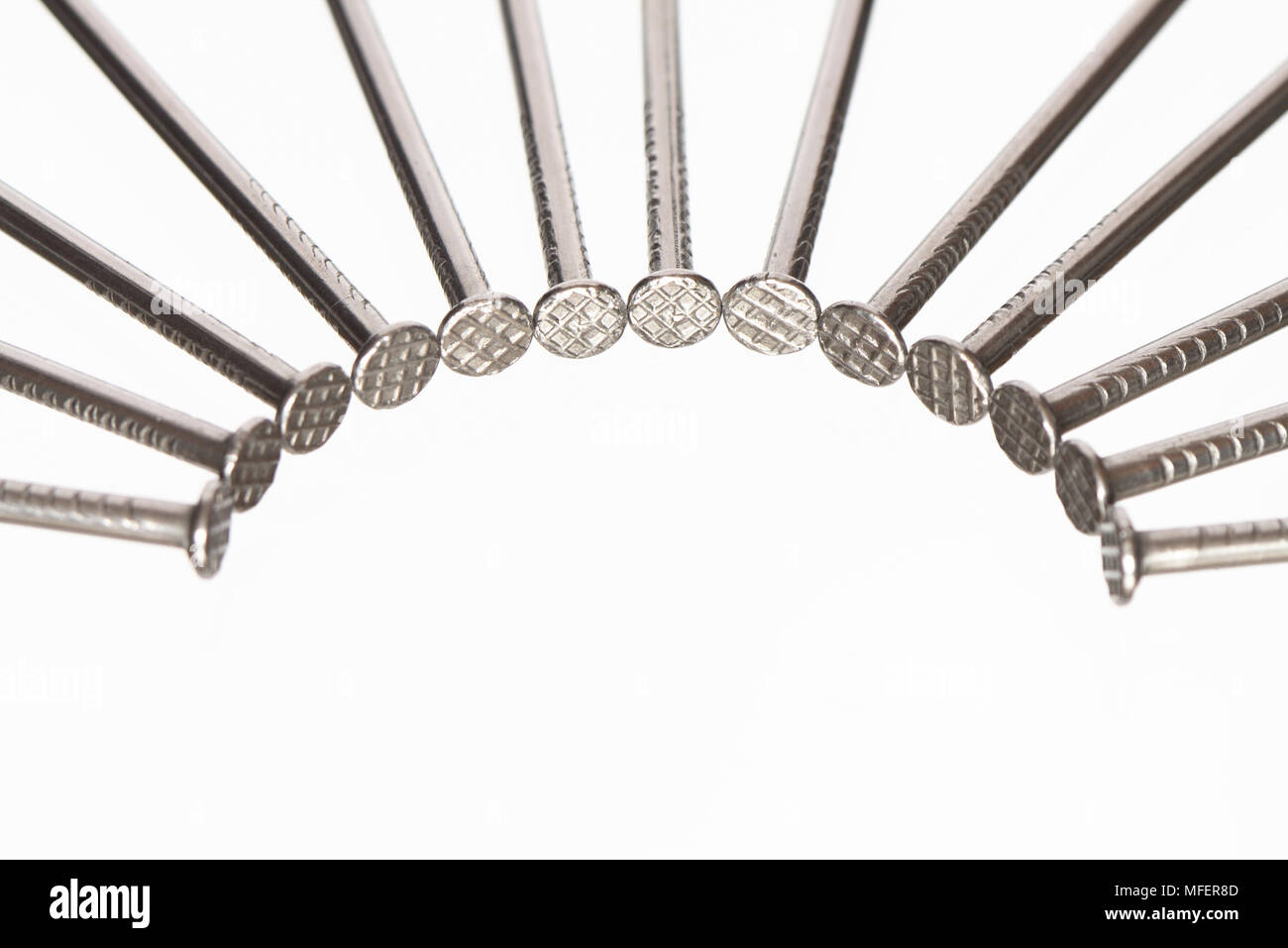 Quelques clous couché dans une rangée sur fond blanc avec copie espace Banque D'Images