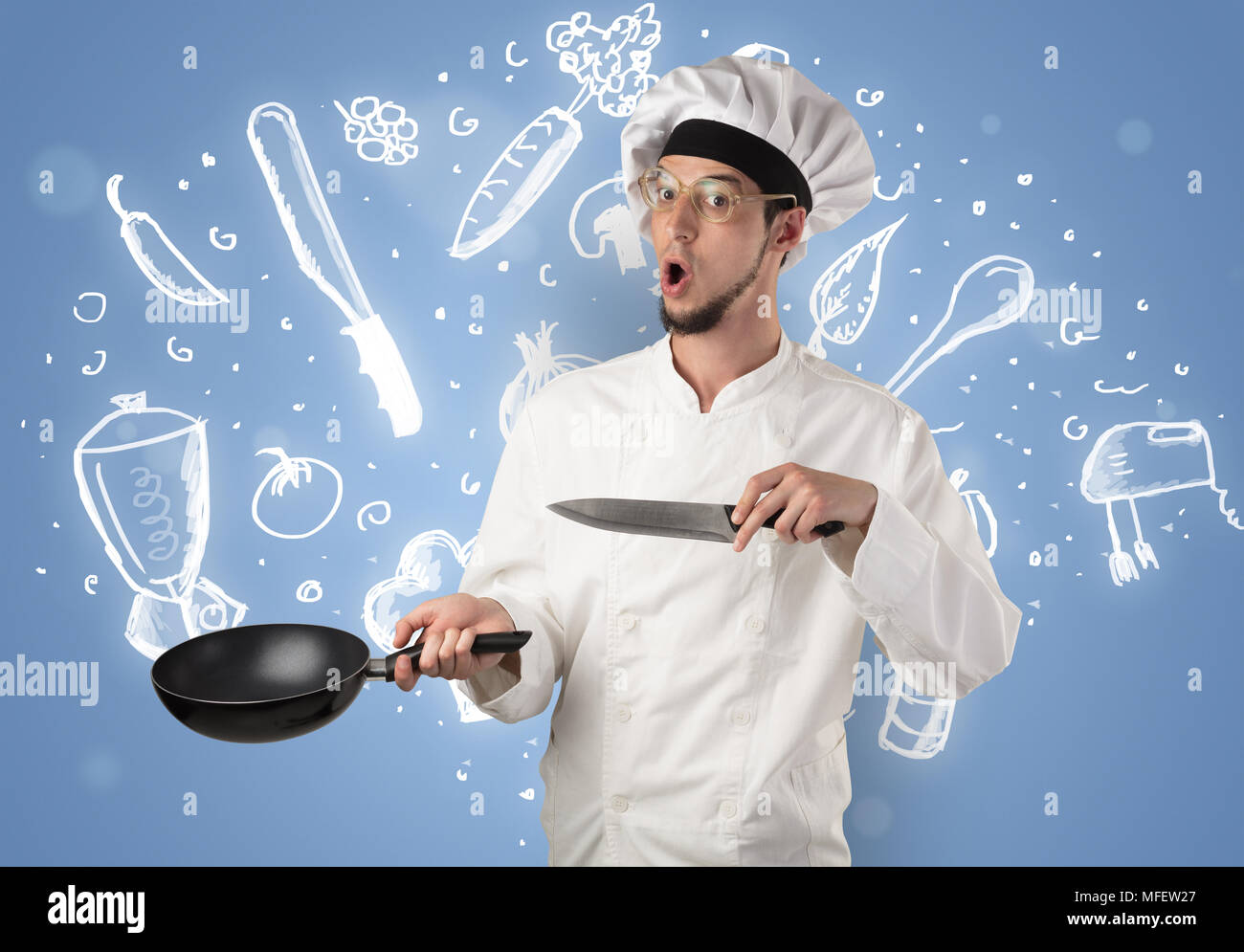 Jeune cuisinier avec des instruments de cuisine et recette tirée sur papier peint concept Banque D'Images