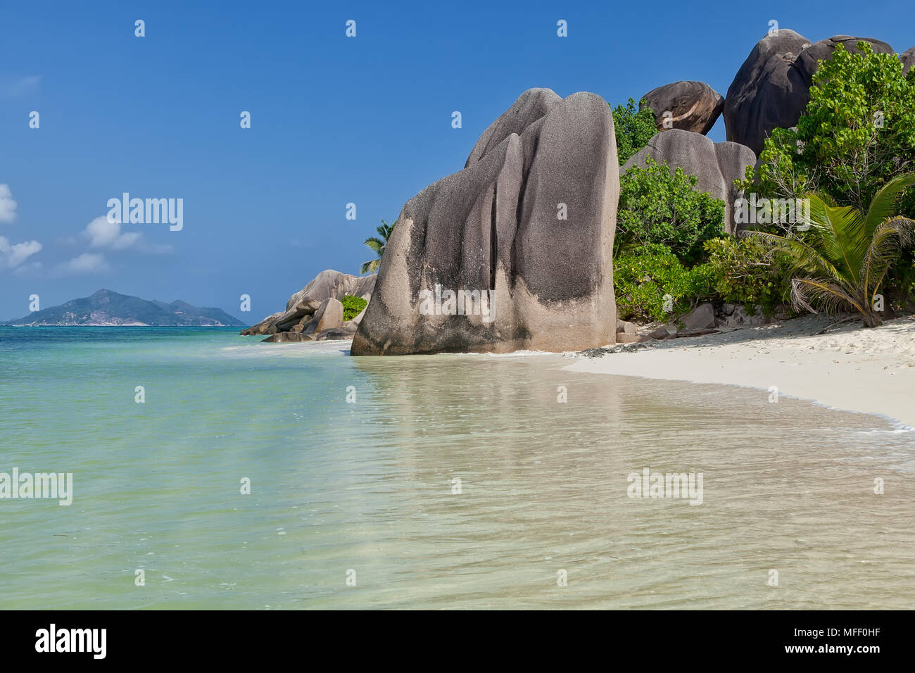 Anse Source d'argent - rochers de granit à belle plage sur l'île tropicale La Digue aux Seychelles Banque D'Images