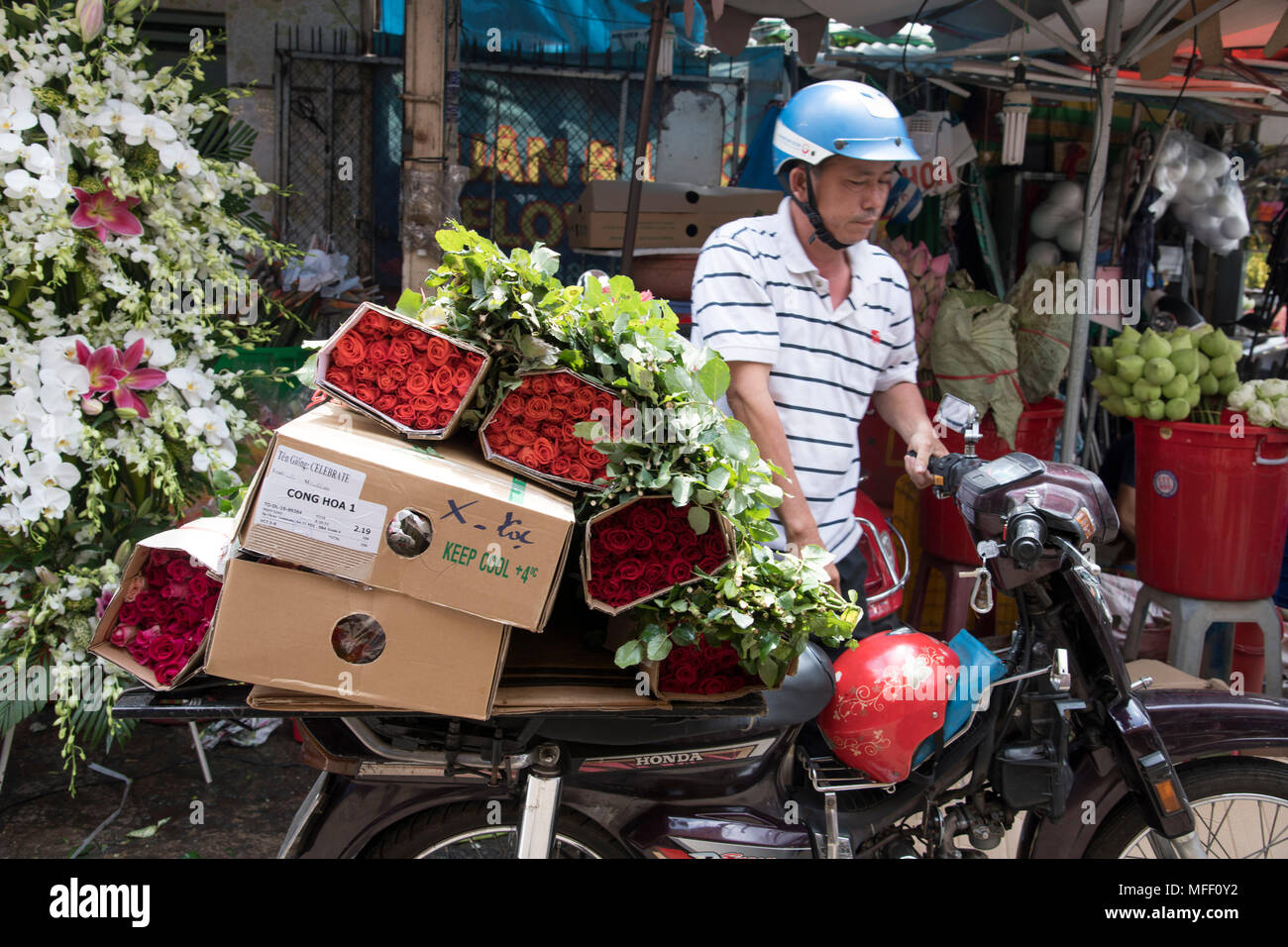 Un livreur de fleurs attachée dans sa moto à l'Ho Thi Ky marché aux fleurs  à Ho Chi Minh City, Vietnam, Asie du sud-est Photo Stock - Alamy