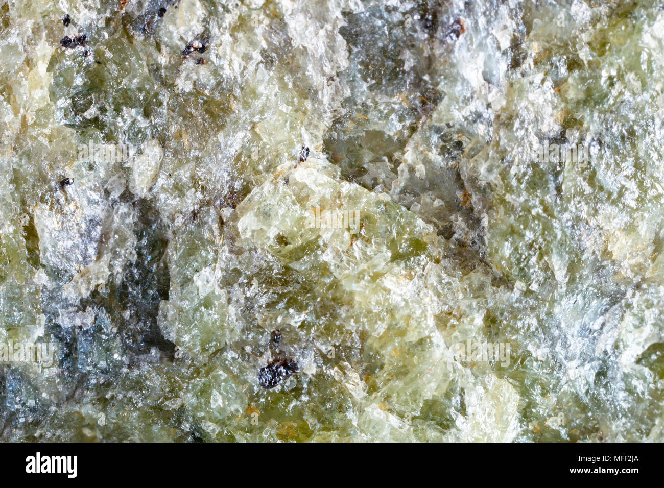 La prise de vue macro de pierre naturelle. La texture du minéral olivine. Résumé fond. Banque D'Images