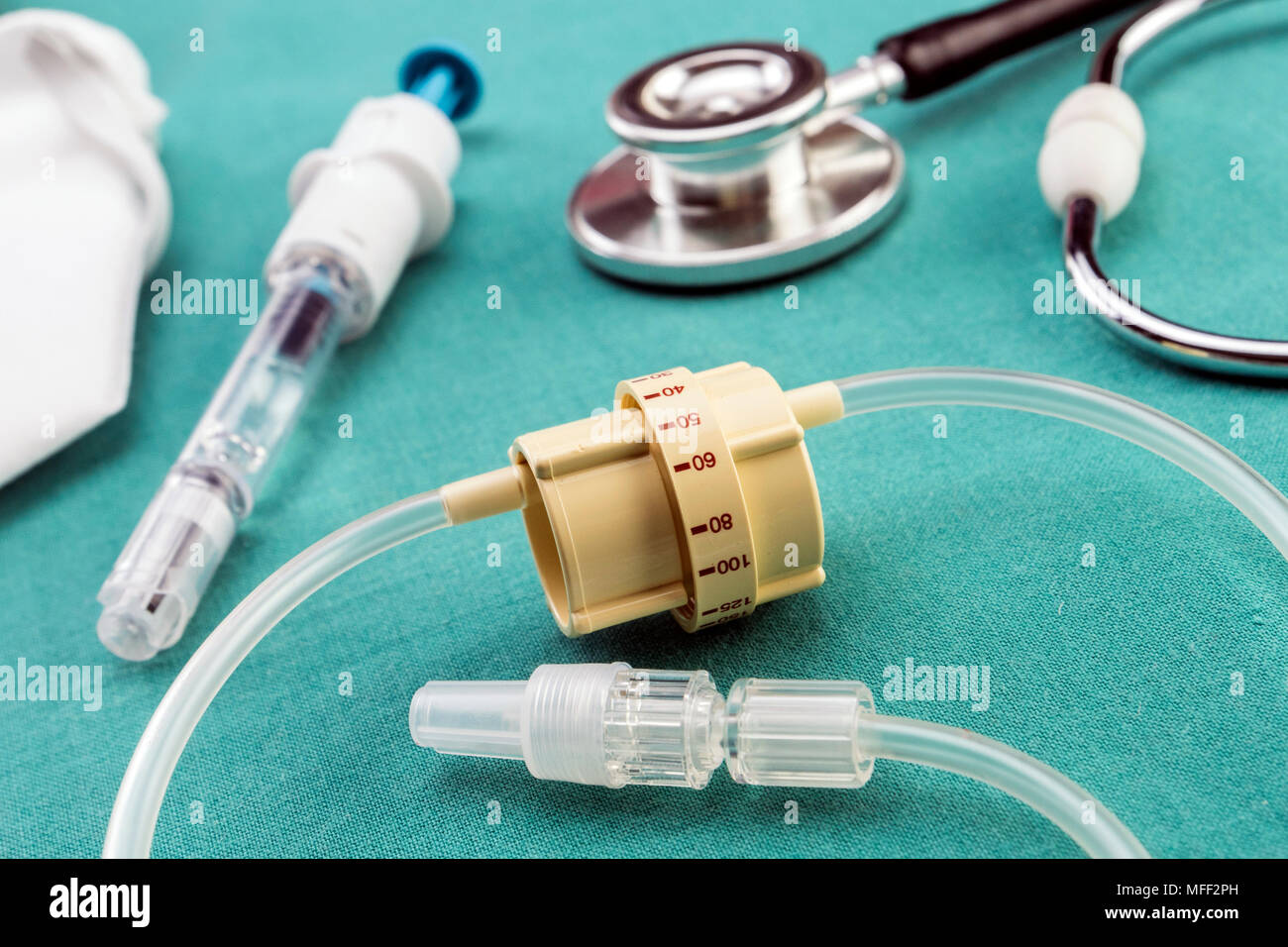 Flux directe à côté de stéthoscope à l'hôpital tableau, conceptual image  Photo Stock - Alamy