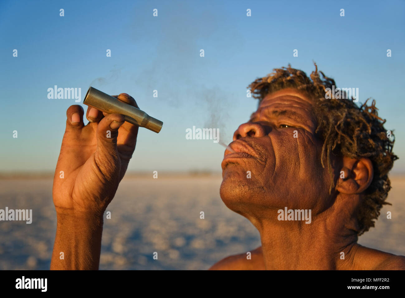 Un bulletshell Bushman fumeurs tuyau vide. Vaste Makgadikgadi Pan en arrière-plan. Botswana Date : 18.12.2008 ref : 126466 ZB538  0023 Crédit obligatoire : Banque D'Images