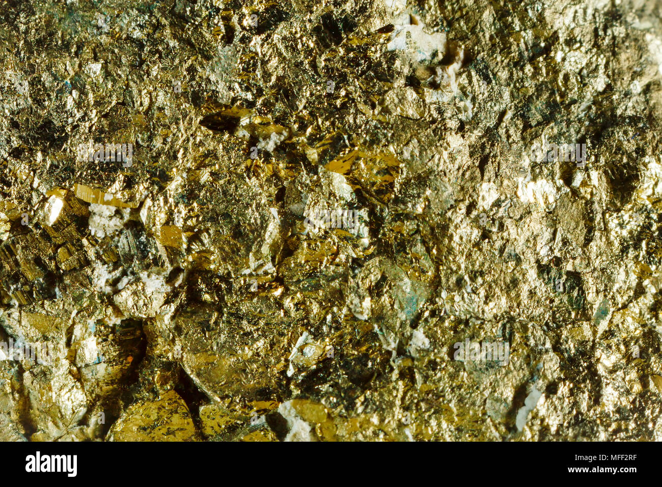 La prise de vue macro de pierre naturelle. La texture de métal de l'arsénopyrite. Résumé fond. Banque D'Images