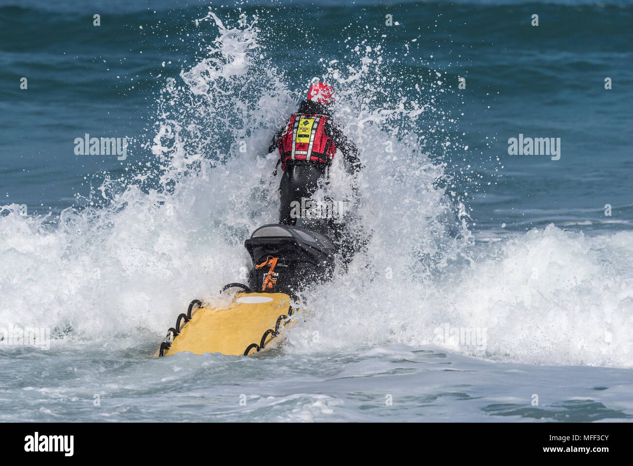 Un sauveteur de jetski sur la mer. Banque D'Images