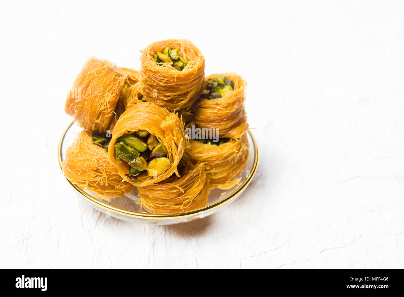 L'arabe dessert à la pistache isolated on white Banque D'Images