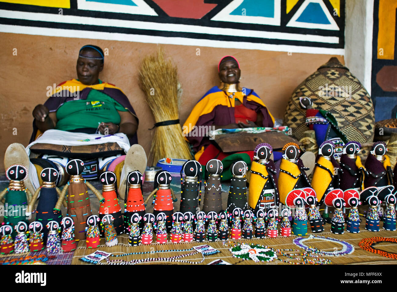 Les femmes NDEBELE poupées colorés dans le style de costumes traditionnels Ndebele Lesedi Cultural Village, Johannesburg Afrique du Sud Banque D'Images