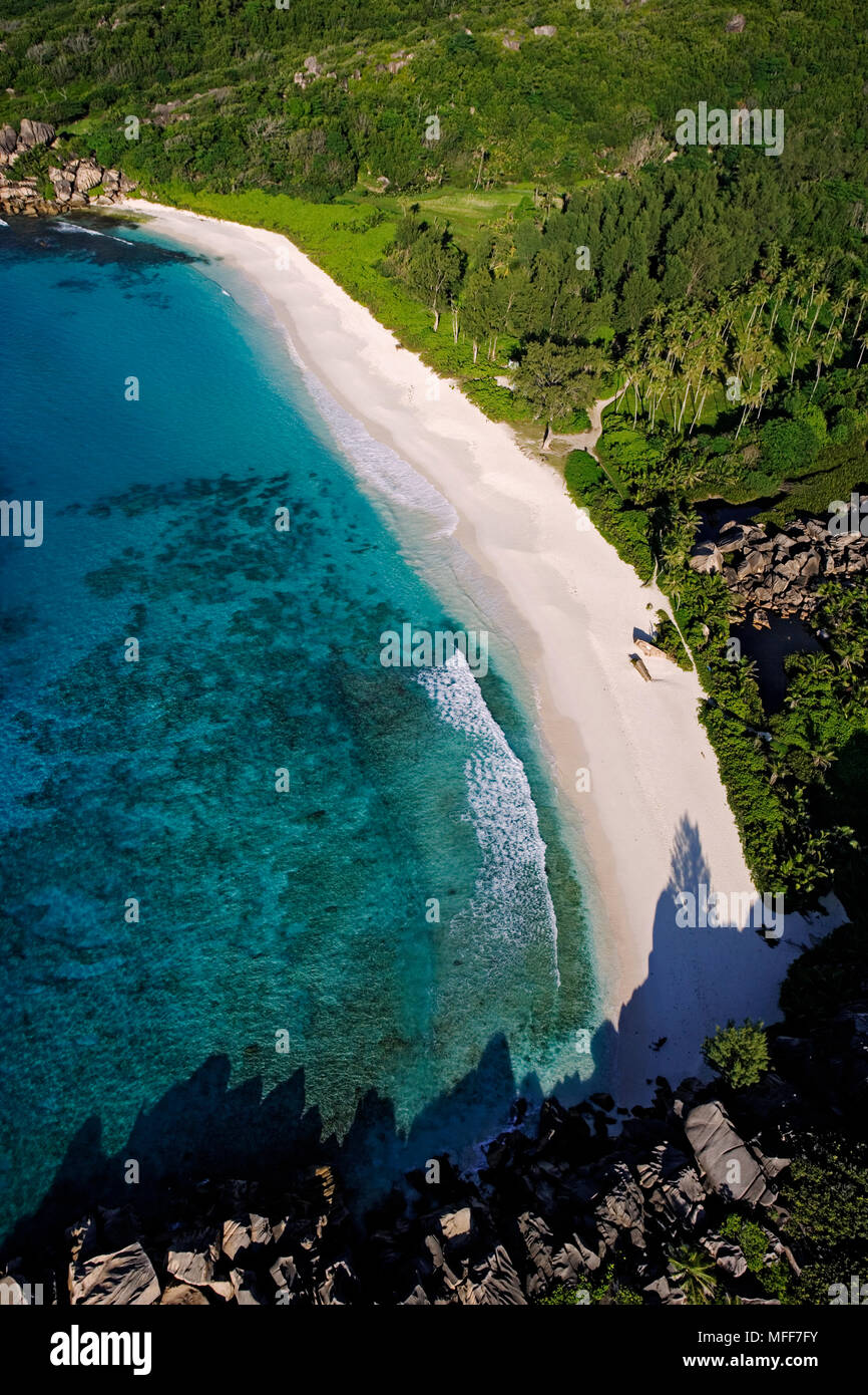 SEYCHELLES Vue aérienne des plages et sur la côte Est de l'île de La Digue. La Digue, Seychelles Banque D'Images