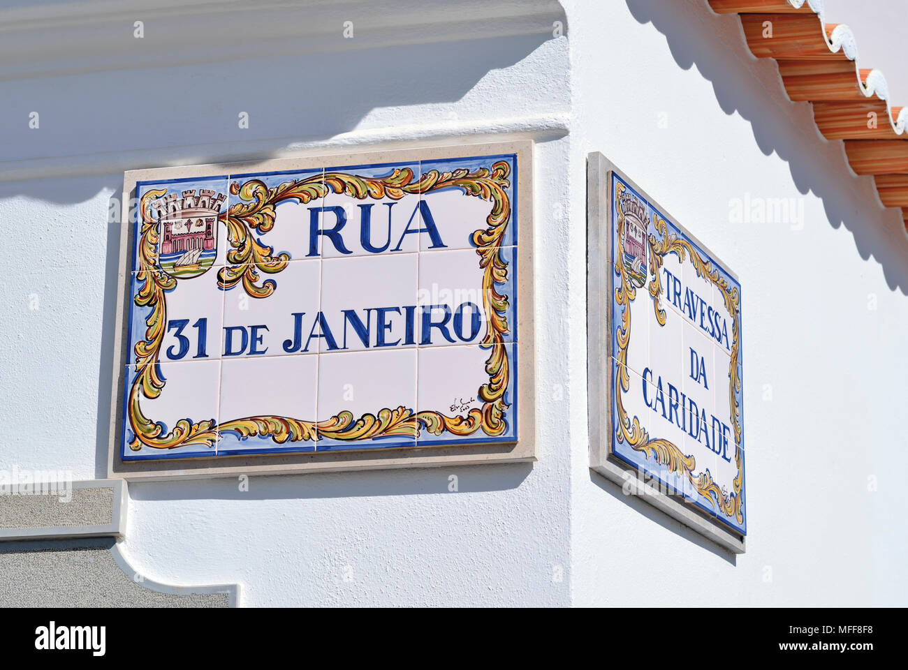Carreaux en céramique peint à la main avec le nom de la route sur le mur de la maison blanche Banque D'Images