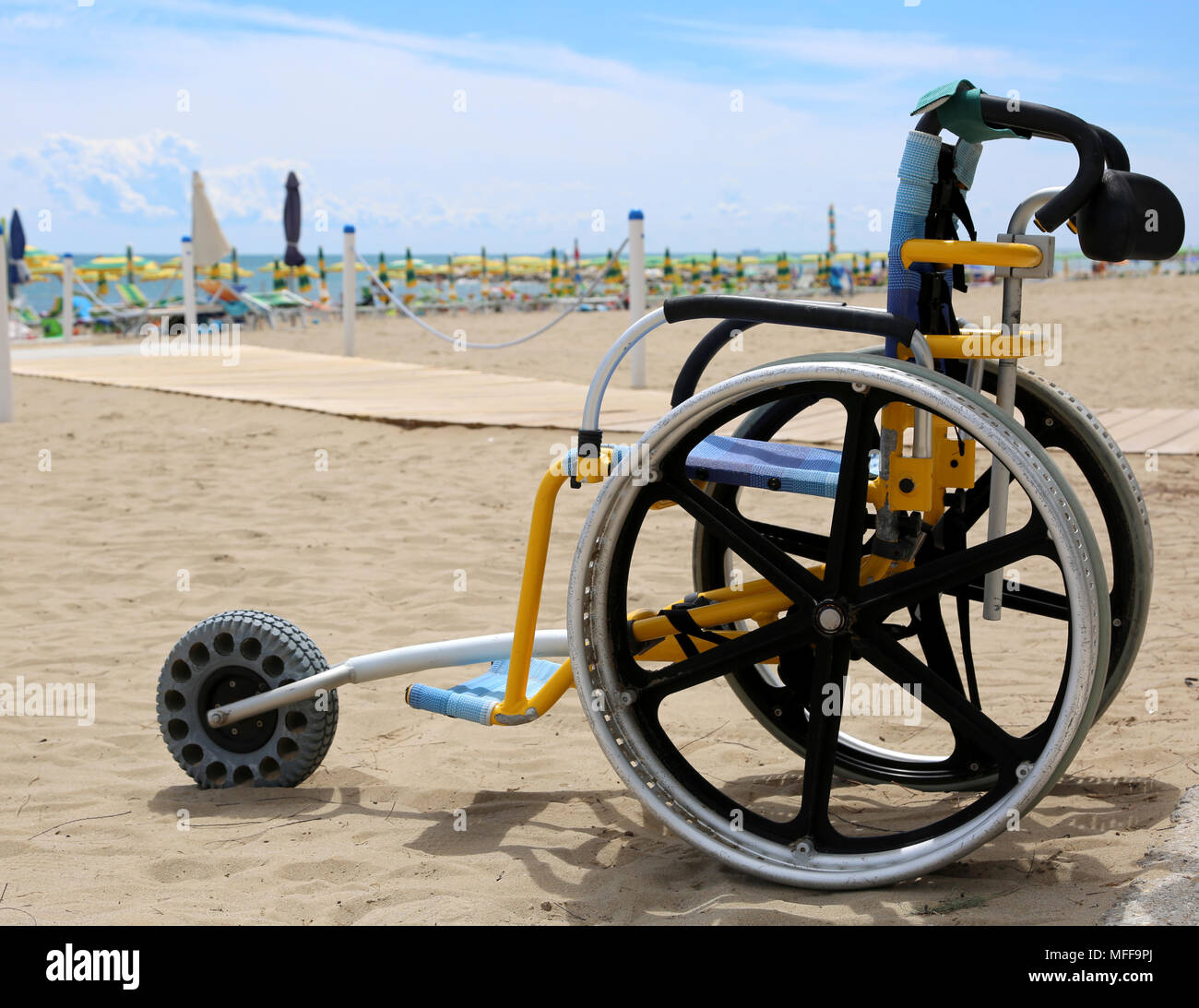 Fauteuil roulant spécial avec roues en alliage d'aluminium de se déplacer sur le sable de la plage Banque D'Images