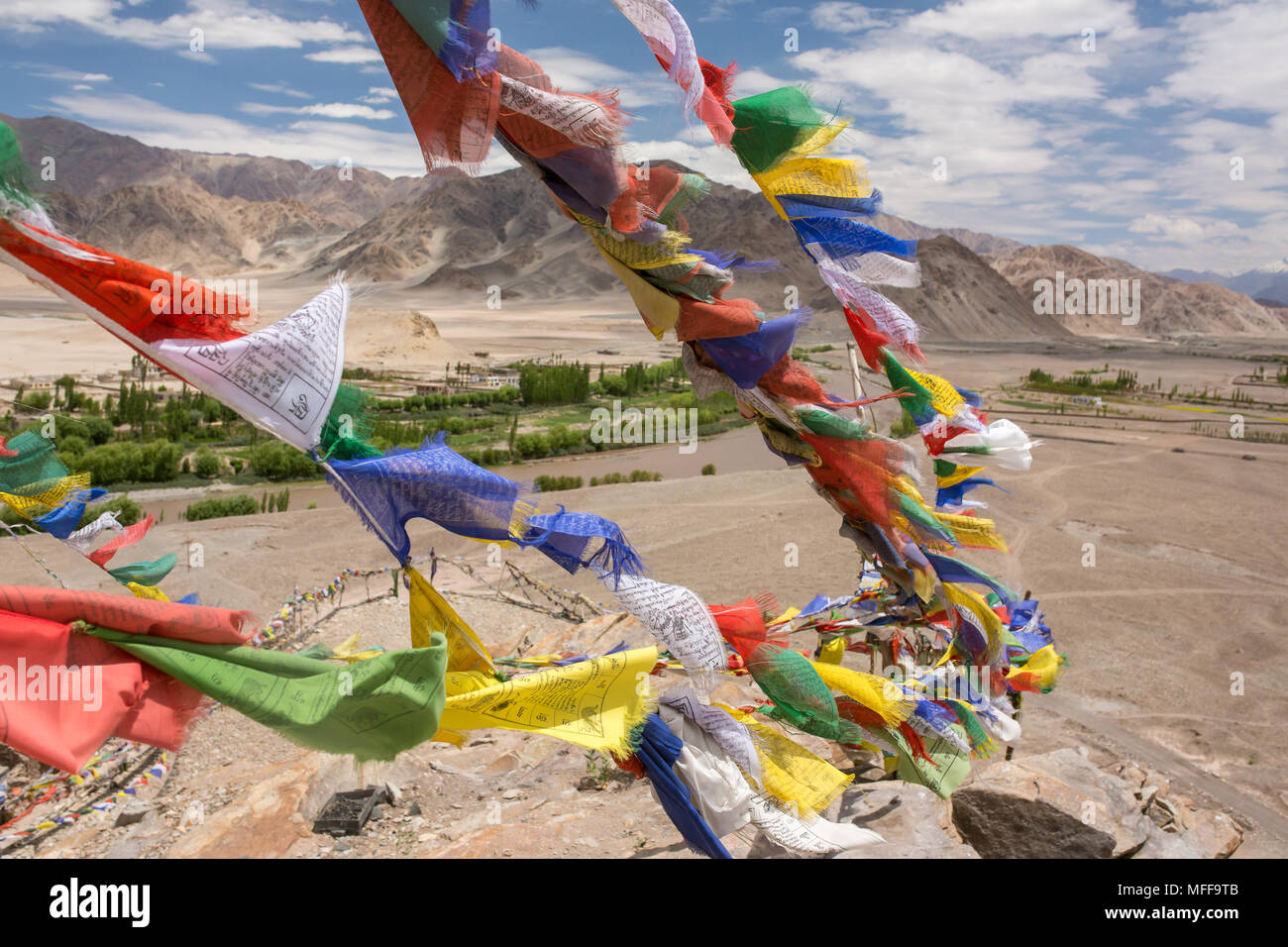 Les drapeaux de prières bouddhistes colorés au monastère près de Leh, Ladakh, Inde Banque D'Images