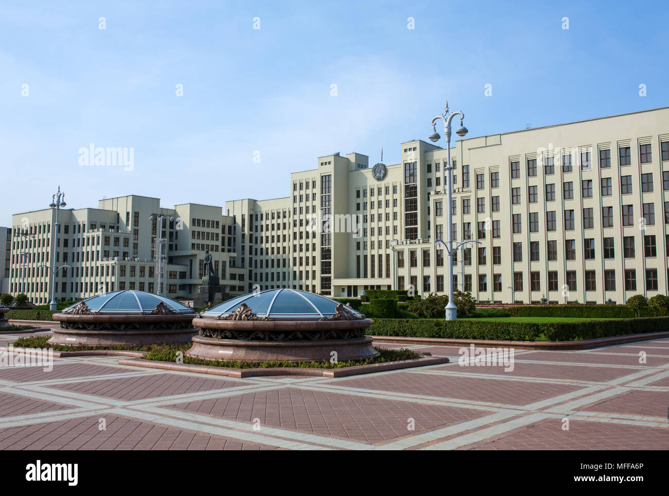 Bâtiment du Parlement et statue de Lénine sur la place de l'indépendance à Minsk, Bélarus Banque D'Images