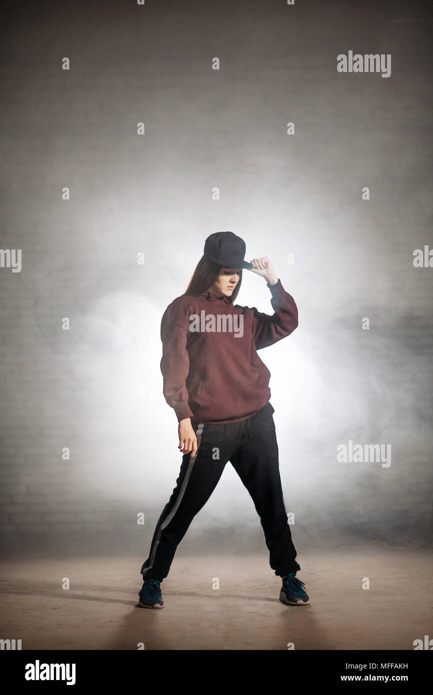 Une adolescente de la danse hip-hop. de base posent la danse. de vie.  hobby. passer du temps sur la rue Photo Stock - Alamy
