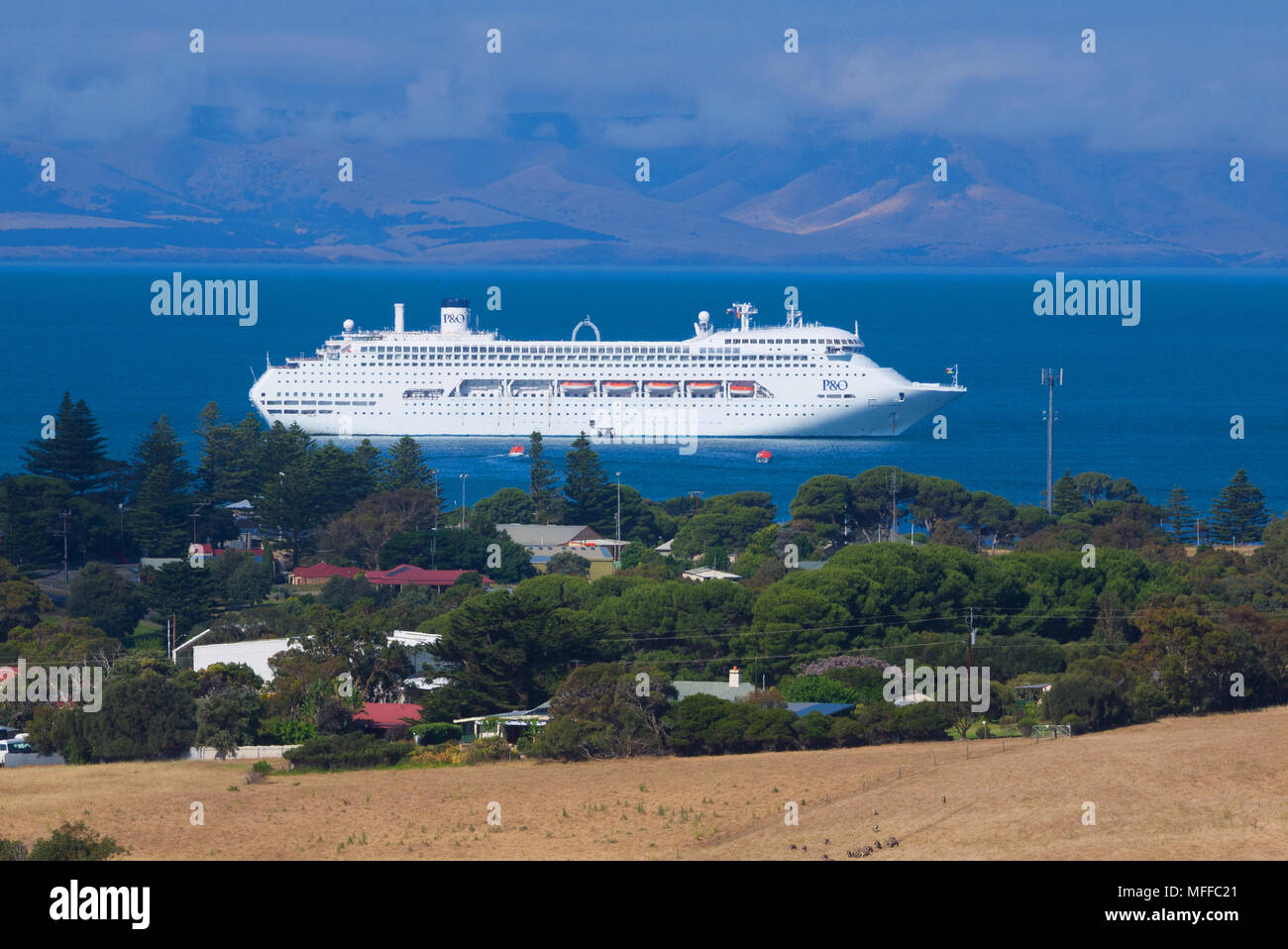 Le joyau du Pacifique P&O ancres de navires de croisière en eaux calmes près de la ville de Penneshaw, Kangaroo Island en Australie du Sud, Australie. Banque D'Images