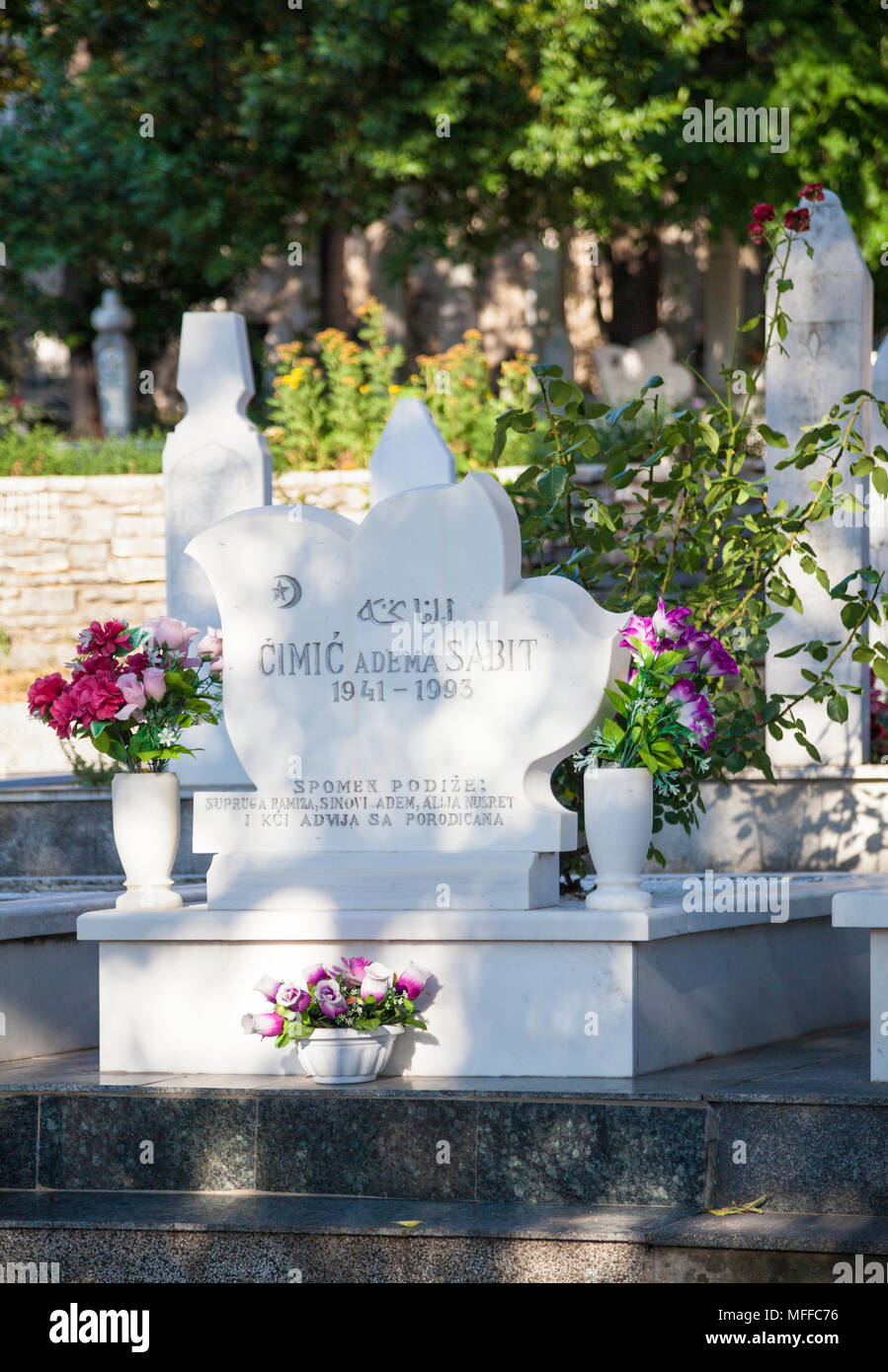 Une pierre tombale d'une victime de la guerre en Bosnie de 1993 à Mostar, Bosnie-Herzégovine Banque D'Images