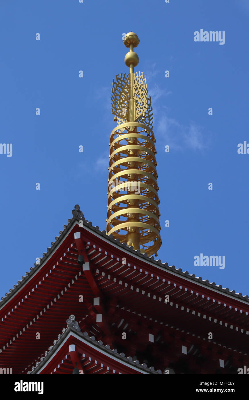 Le fleuron d'or sur le haut de la pagode au Temple Sensoji à Tokyo, Japon, est appelé un sorin, et fonctionne comme un paratonnerre. Elle dispose de 8 sections. Banque D'Images