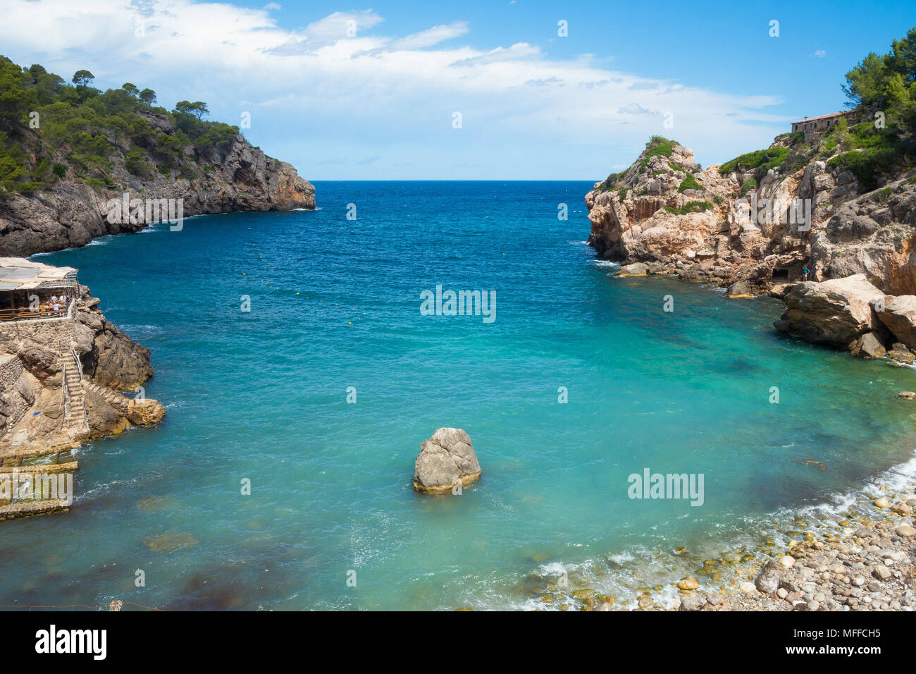 Un portrait de Cala Deia beach sur une chaude journée d'été à Majorque, en Espagne. Banque D'Images