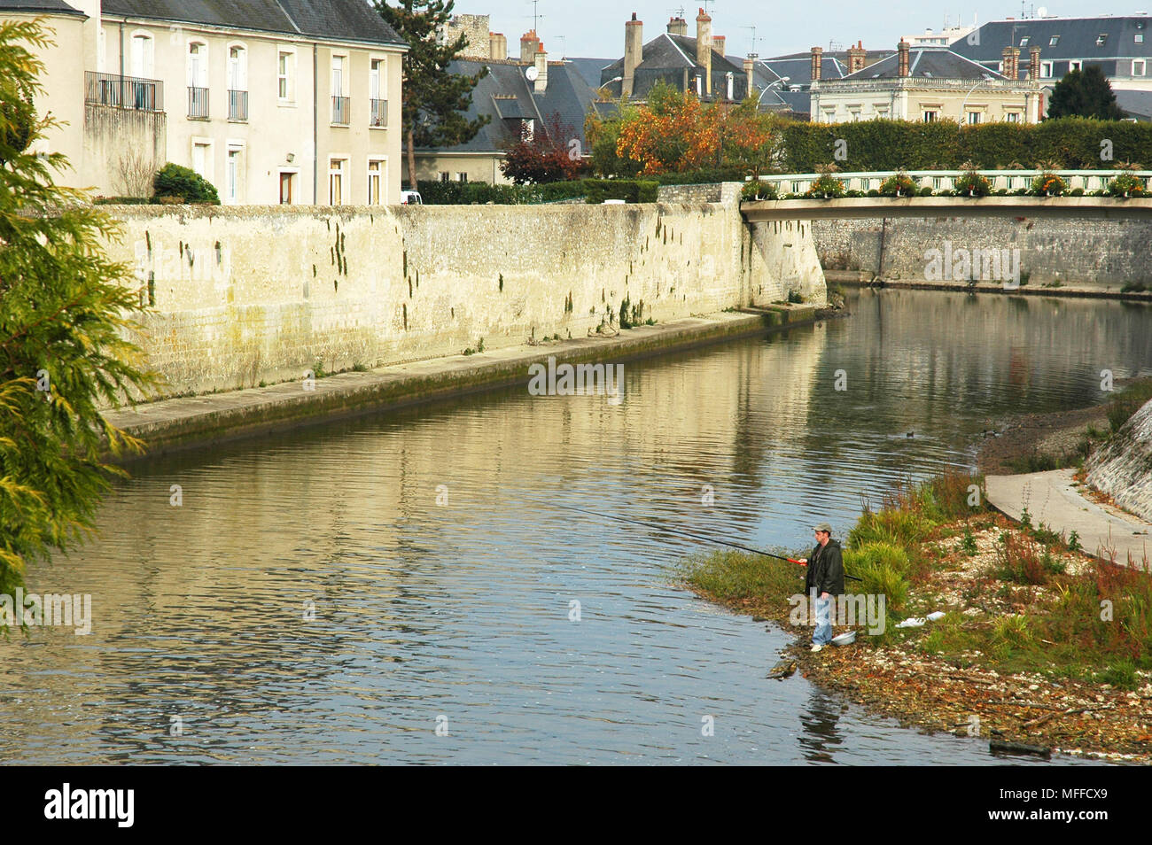 L'homme pêche en rivière Loir, Vendôme. Tôt le matin. Banque D'Images