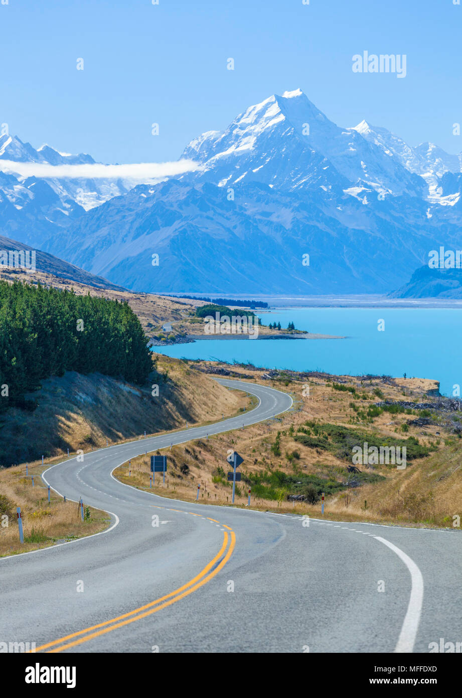 La Nouvelle-Zélande île du Sud Nouvelle-Zélande une route sinueuse sans trafic à mount Cook national park par le côté de lac Pukaki Nouvelle-Zélande Banque D'Images