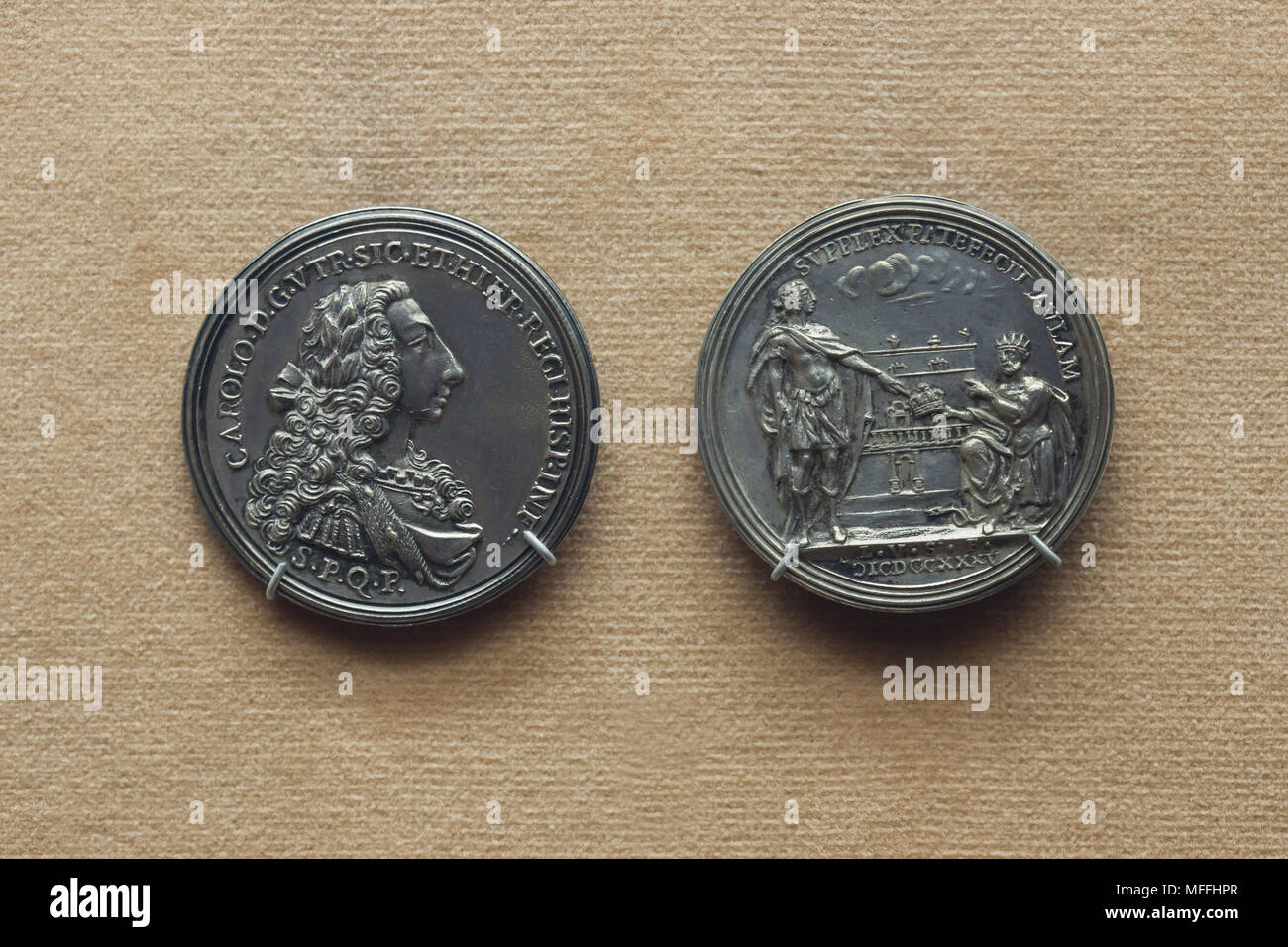 Médaille commémorative du couronnement du Roi Charles III d'Espagne, couronné comme le roi de Naples et Roi de Sicile, le 3 juillet 1735 à Palerme en exposition dans le Musée Archéologique National (Museo Archeologico Nazionale di Napoli) à Naples, Campanie, Italie. Le Roi Charles III d'Espagne, régna comme Roi Charles VII de Naples et le roi Charles V de la Sicile. La médaille a été conçue par L.V. médaillée Schepers. Banque D'Images