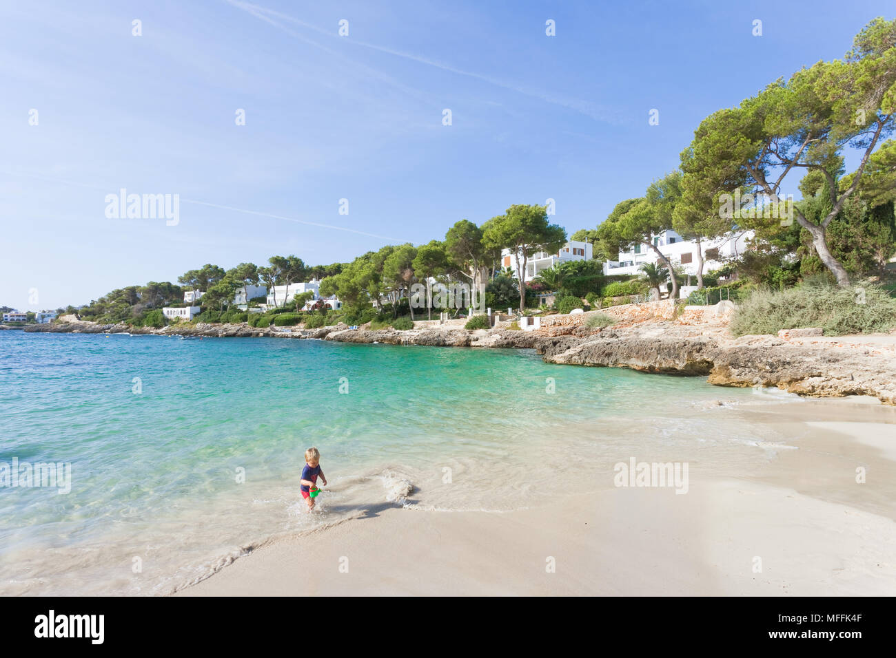 Cala d'Or, Majorque, Espagne - AOÛT 2016 - Un jeune garçon jouant dans l'eau à la plage de Cala d'Or Banque D'Images