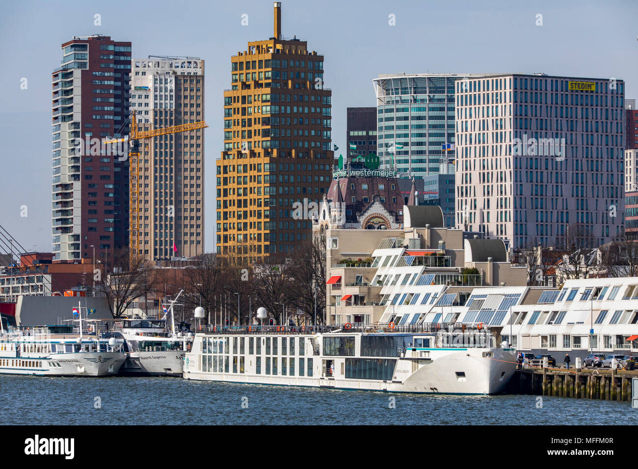 L'horizon de Rotterdam, sur la Nieuwe Maas, rivière, des gratte-ciel, bâtiments de la ville, rivière aux Pays-Bas, les navires de croisière, Banque D'Images