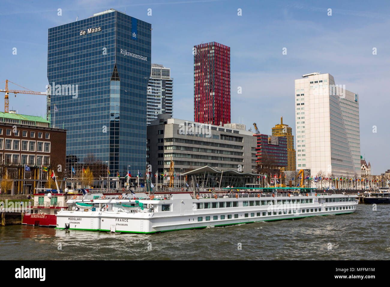 L'horizon de Rotterdam, sur la Nieuwe Maas, rivière, des gratte-ciel, bâtiments de la ville, rivière aux Pays-Bas, les navires de croisière, Banque D'Images