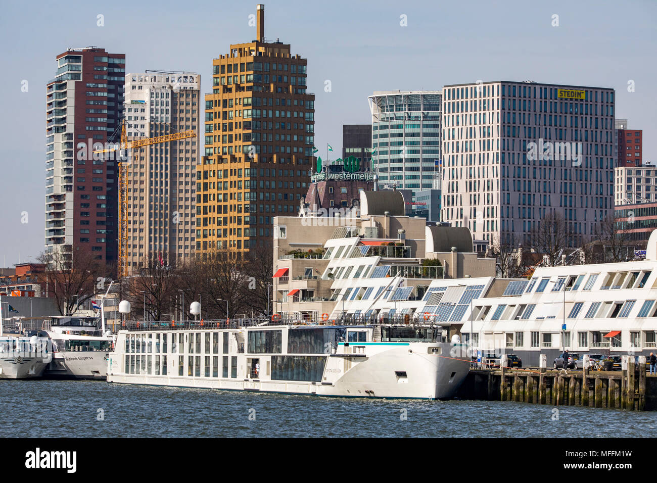 L'horizon de Rotterdam, sur la Nieuwe Maas, rivière, des gratte-ciel, bâtiments de la ville, rivière aux Pays-Bas, les navires de croisière, Banque D'Images