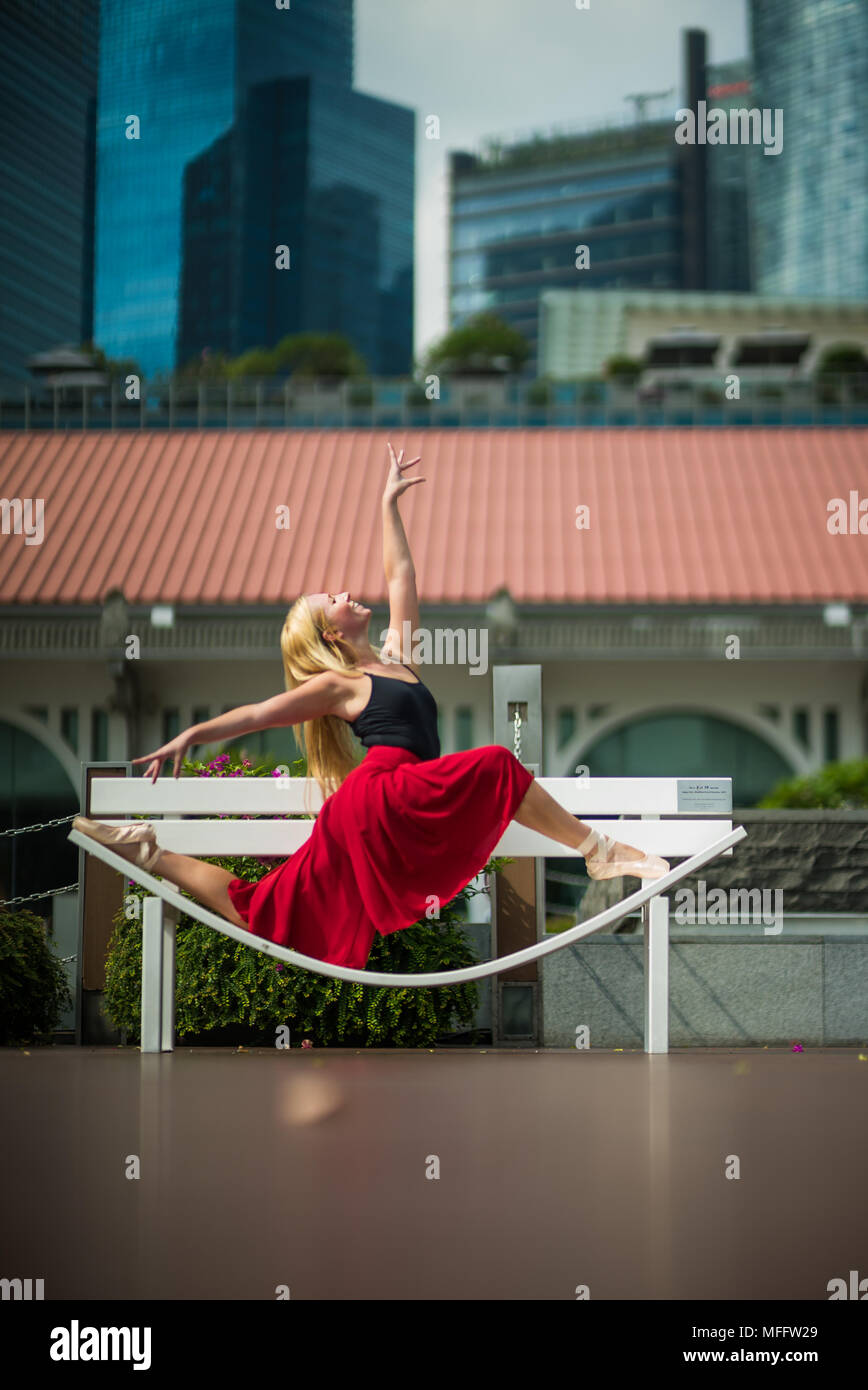 Femme élégante danseuse de ballet ballet de danse dans la ville Banque D'Images