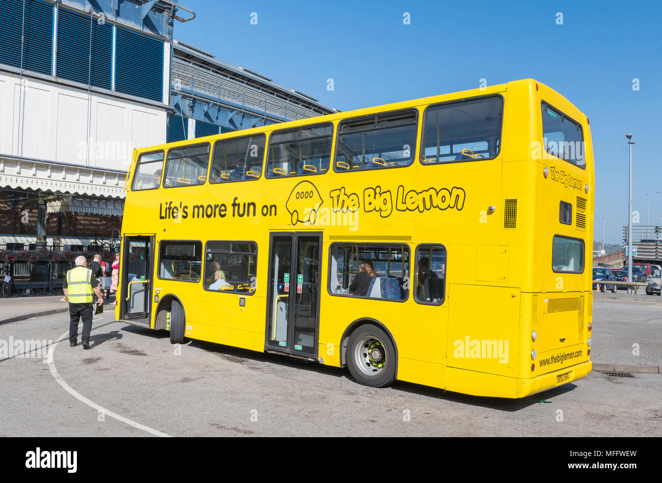Le gros bus jaune citron, un bus dans le cadre de la Big Bus citron à Brighton, Brighton & Hove, East Sussex, Angleterre, Royaume-Uni. Banque D'Images