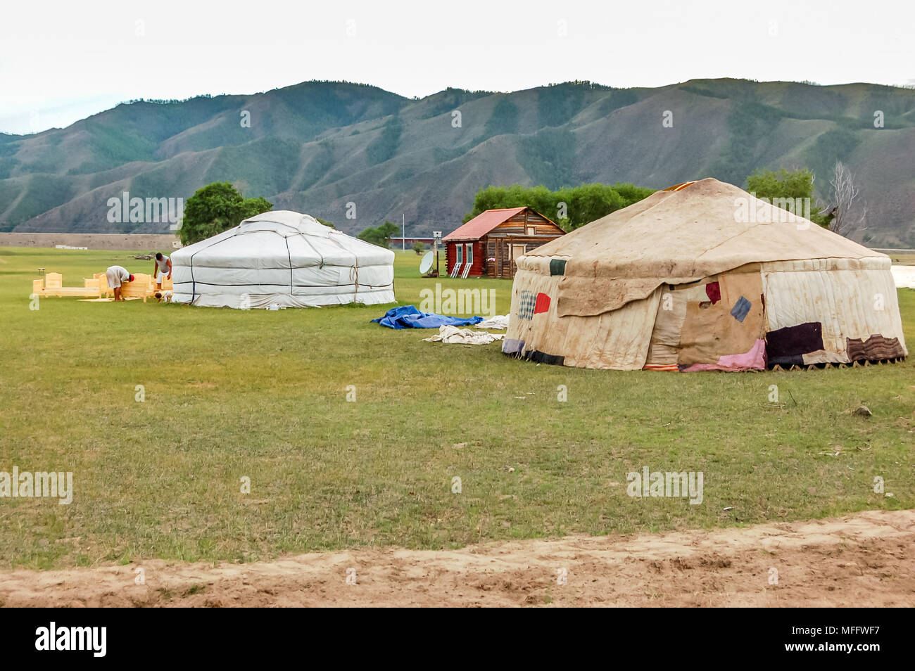 Khutag Ondor, dans le nord de la Mongolie - 17 juillet 2010 : Les hommes de construire des yourtes Monglian Khutag Ondor appelé gers près de la province de Bulgan, village Banque D'Images