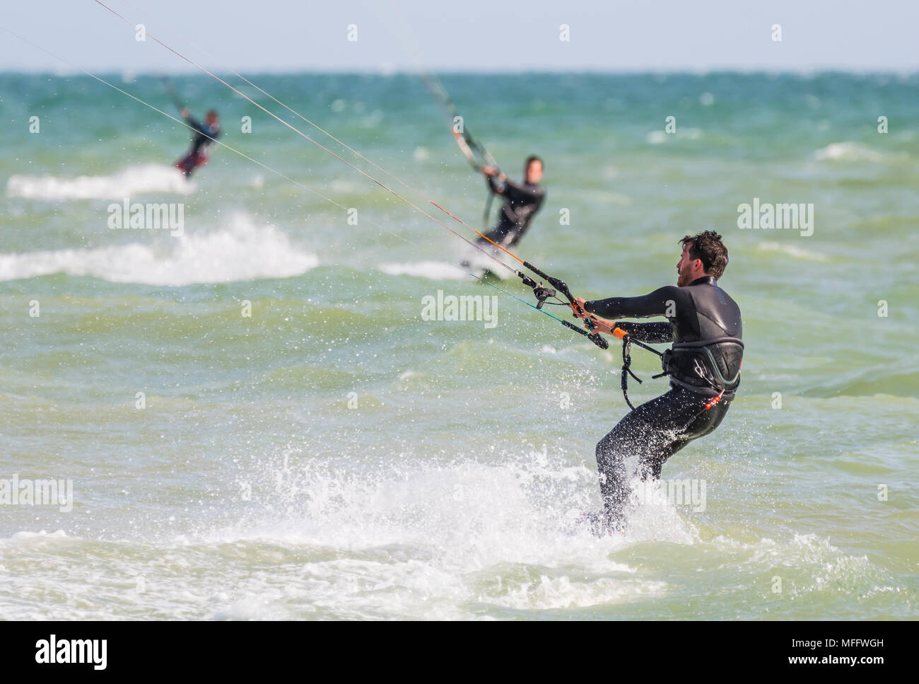 Mae le kitesurf en mer. Kitesurfers sur l'océan. Sports nautiques. Banque D'Images