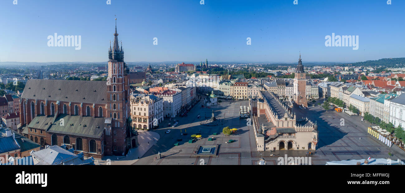 Panorama de l'antenne de la vieille ville de Cracovie, Pologne. Place du marché (Rynek), ancienne halle aux draps (Sukiennice), tour de ville, l'église Sainte Marie (Reno), Mariacki Banque D'Images