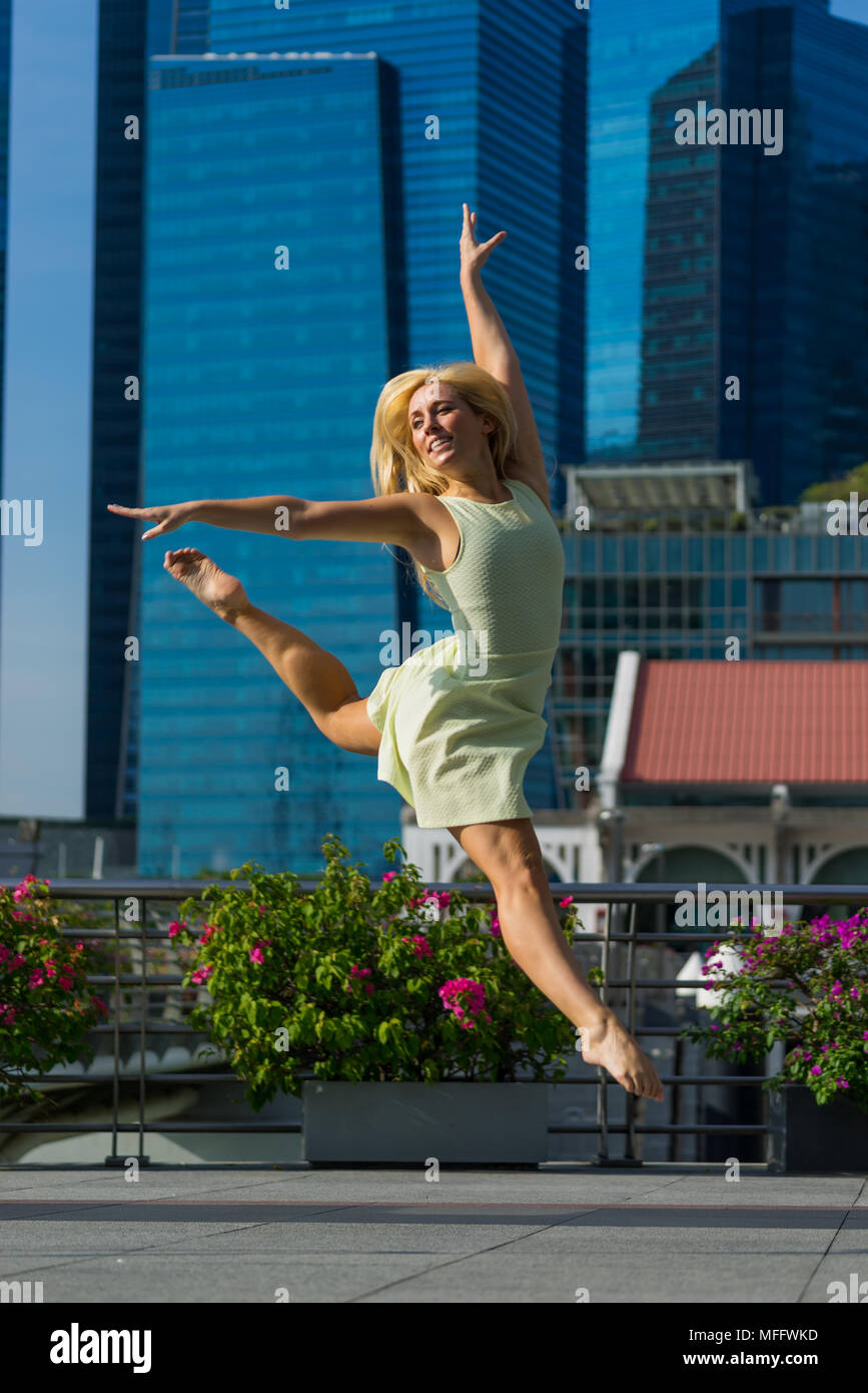 Femme élégante danseuse de ballet ballet de danse dans la ville Banque D'Images