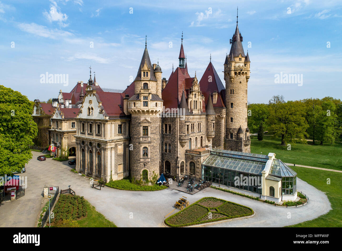 Moszna fabuleux château historique dans près de Opole, Silésie, Pologne. Construit en XVII siècle, s'étend de 1900 à 1914. Un des plus connus et les plus beau Banque D'Images