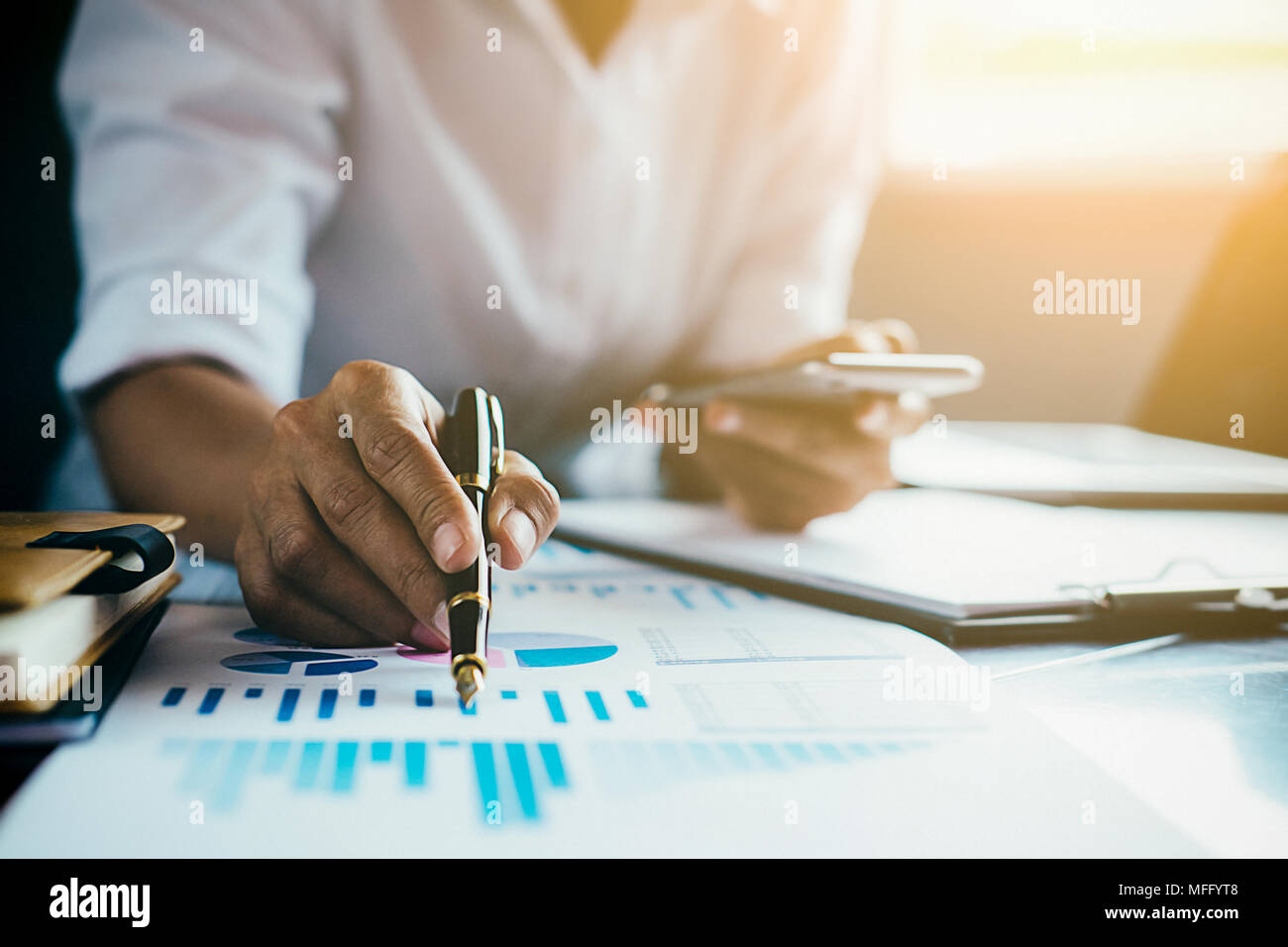 L'homme d'affaires de l'inspecteur de l'administrateur financier et secrétaire de faire le calcul du rapport d'équilibre. Internal Revenue Service contrôle de document. Conc Audit Banque D'Images