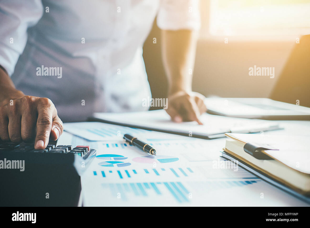 L'homme d'affaires de l'inspecteur de l'administrateur financier et secrétaire de faire le calcul du rapport d'équilibre. Internal Revenue Service contrôle de document. Conc Audit Banque D'Images