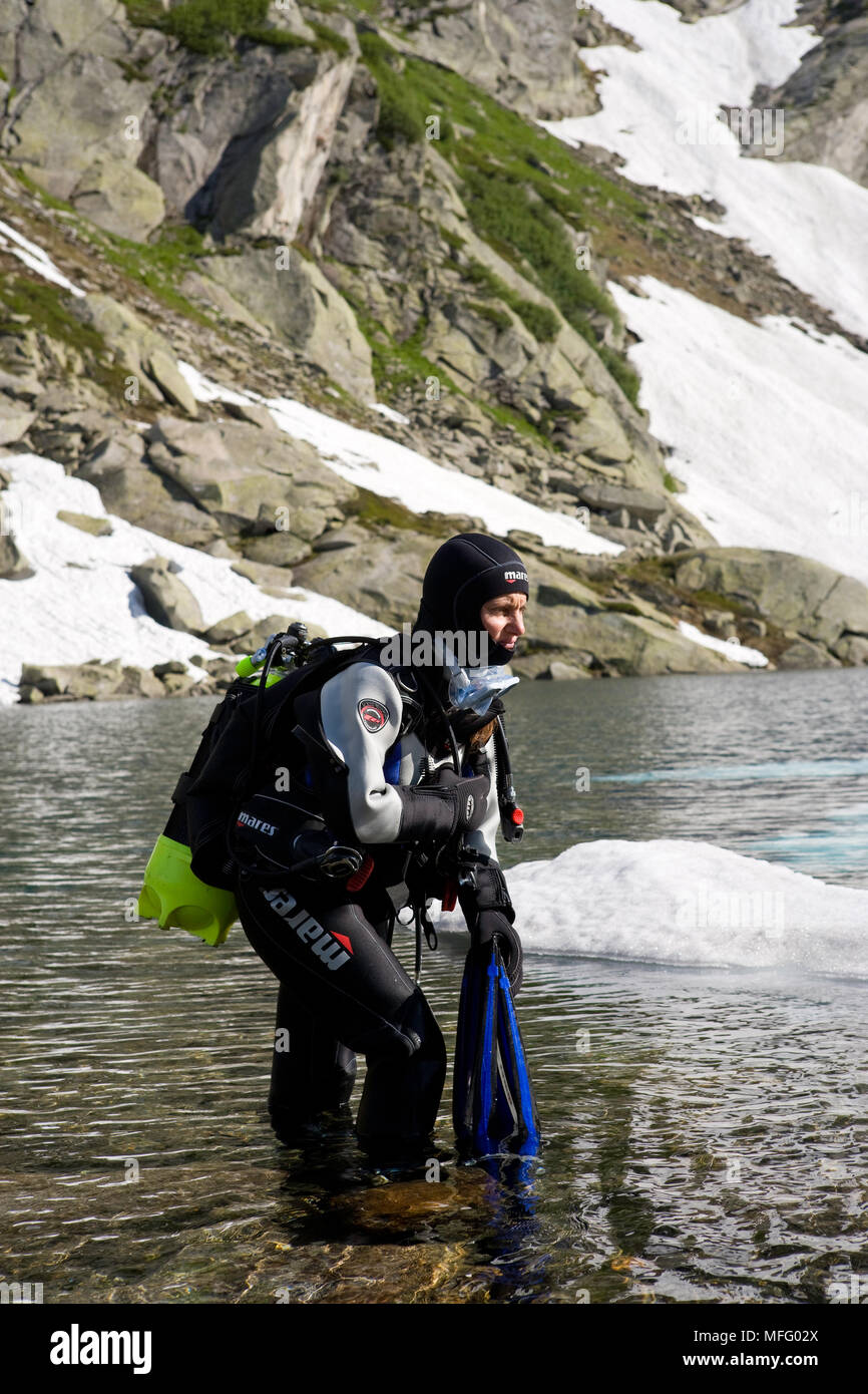 Scuba Diver, Sabrina se préparer pour une plongée dans le lac Sassolo, Sambuco valley, Tessin, Suisse Banque D'Images
