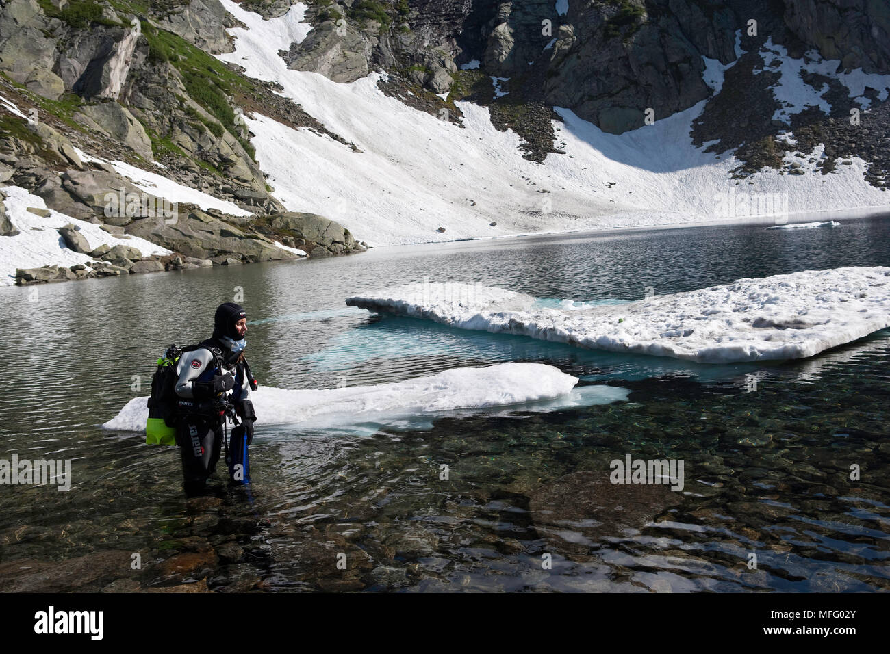 Scuba Diver, Sabrina se préparer pour une plongée dans le lac Sassolo, Sambuco valley, Tessin, Suisse Banque D'Images