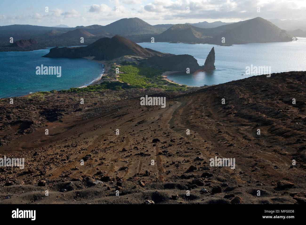 Vue panoramique sur la Baie de Sullivan avec Pinnacle rock à Bartholomé Island, îles Galapagos, l'UNESCO Site du patrimoine mondial naturel de l'Est du Pacifique, l'Équateur, l'O Banque D'Images