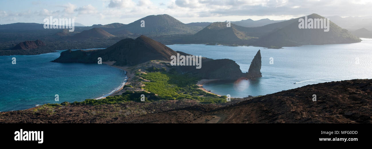 Vue panoramique sur la Baie de Sullivan avec Pinnacle rock à Bartholomé Island, îles Galapagos, l'UNESCO Site du patrimoine mondial naturel de l'Est du Pacifique, l'Équateur, l'O Banque D'Images